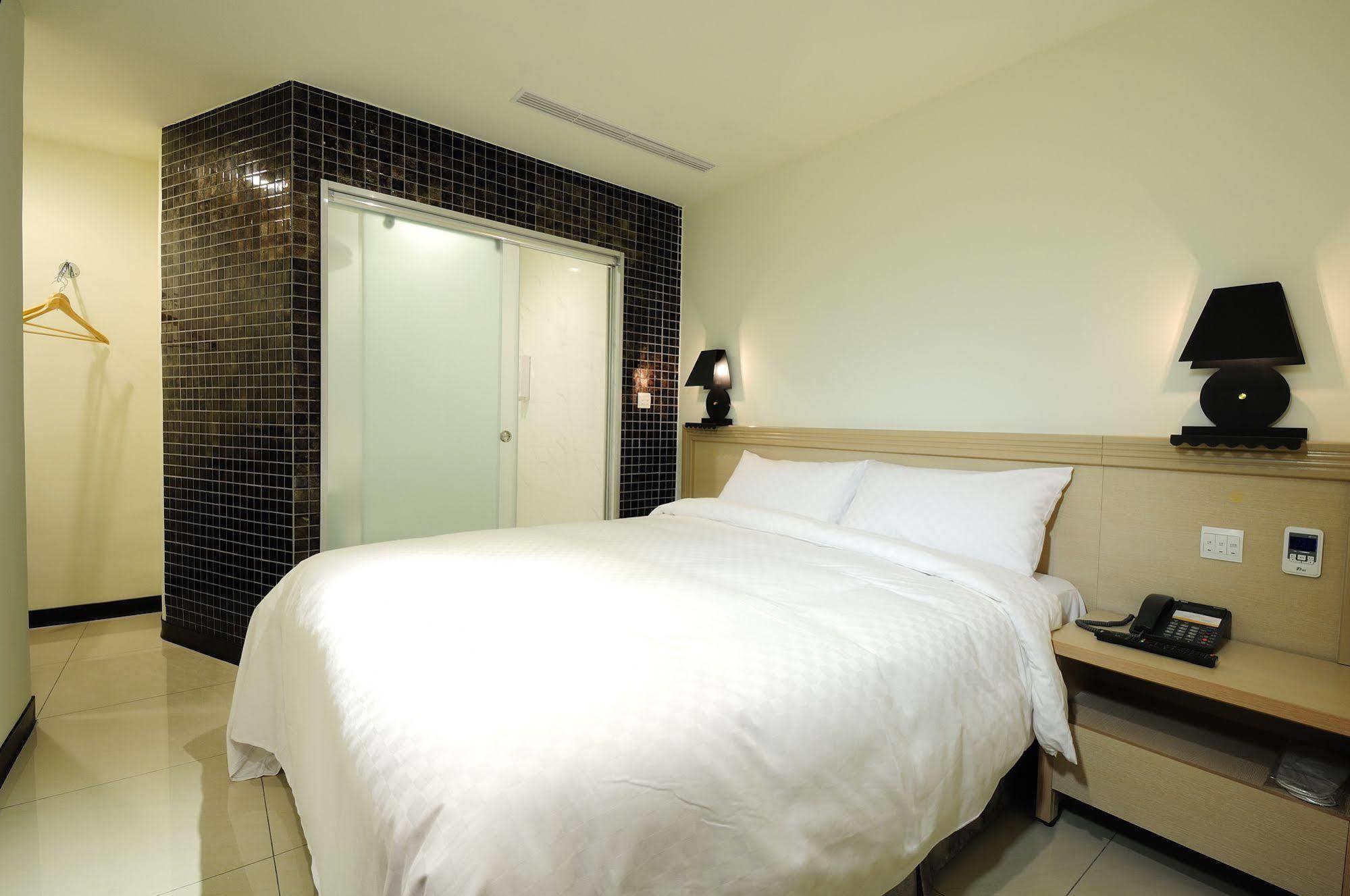 Bravo Hotel Taichung Exterior photo